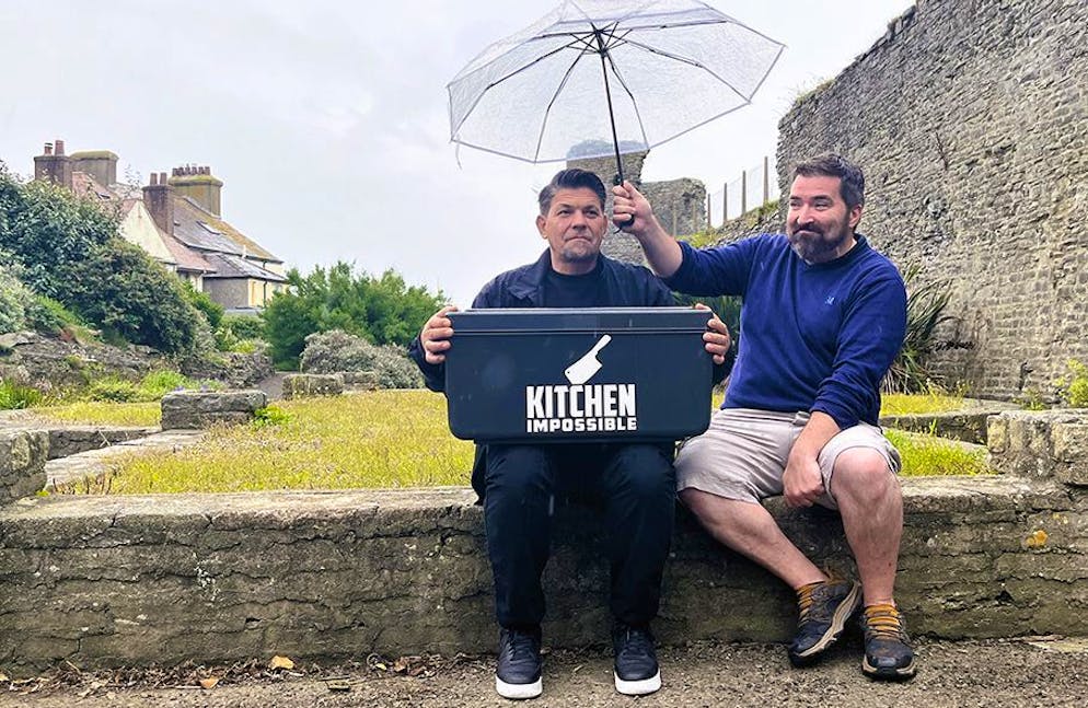 «Hexer aus dem Entlebuch»: Schweizer schockt Tim Mälzer mit Axt in der Küche. Noch sieht Tim Mälzer in Wales aus wie ein begossener Pudel. Dann freut sich der TV-Koch aus Hamburg über das Gericht, das ihn nicht wütend, sondern glücklich macht.