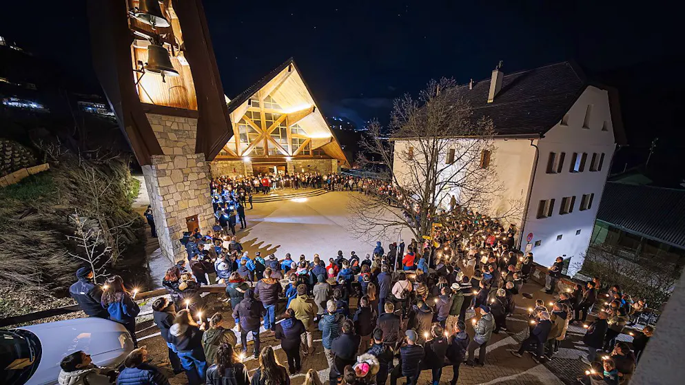 In der Walliser Gemeinde Vex versammeln sich am Montagabend rund 300 Menschen zu einer Mahnwache für die fünf tot geborgenen Skitourenfahrer.