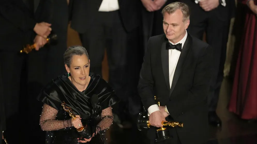 Gli OScar 2024. Emma Thomas e Christopher Nolan accettano l'Oscar per il miglior film dell'anno. «Oppenheimer» ha ottenuto sette statuette.