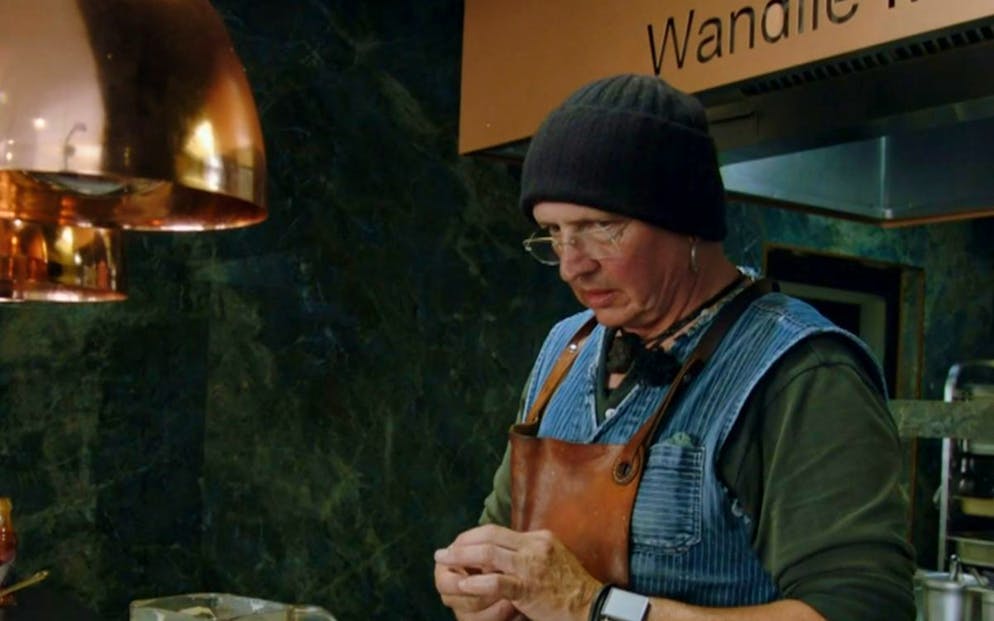 «Hexer aus dem Entlebuch»: Schweizer schockt Tim Mälzer mit Axt in der Küche. Wenn Stefan Wiesner nicht weiter weiss, fragt er im Zwei-Finger-System seine Hände, die ihm wundersamerweise meist sehr gute Antworten geben.