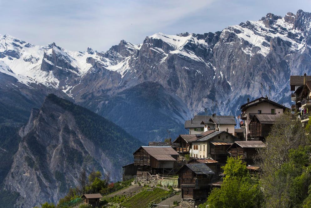 Une vue sur le village valaisan d'Iserables ce mercredi 10 mai 2017a Iserables en Valais. (KEYSTONE/Jean-Christophe Bott)
