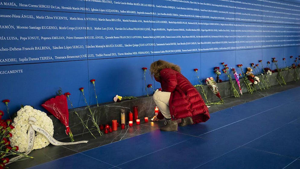 Des parents de victime des attentats islamistes du 11 mars 2004 et des habitants de Madrid ont déposé lundi dans la gare d'Atocha, où les bombes explosèrent, des bouquets de fleurs, des bougies et des portraits de personnes décédées.