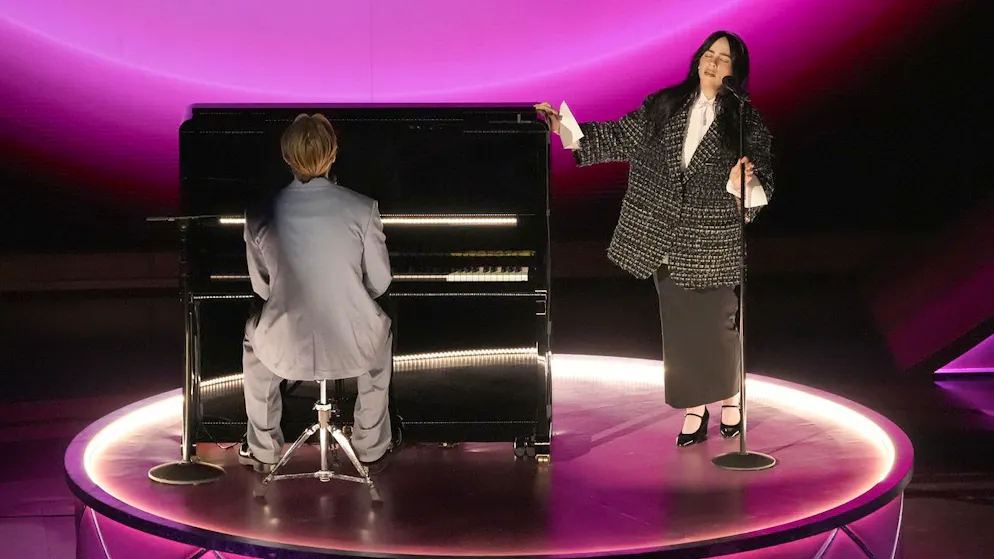 Gli OScar 2024. La prima esibizione musicale della serata è stata quella di Billie Eilish e di suo fratello Fineas. Hanno eseguito la loro canzone «What was I made for?».