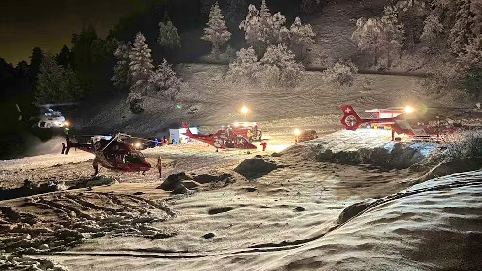 Près de Sion, des hélicoptères s'élèvent le 10 mars pour rechercher les six disparus : Au total, six hélicoptères de sauvetage privés et deux Super Puma de l'armée ont été engagés.