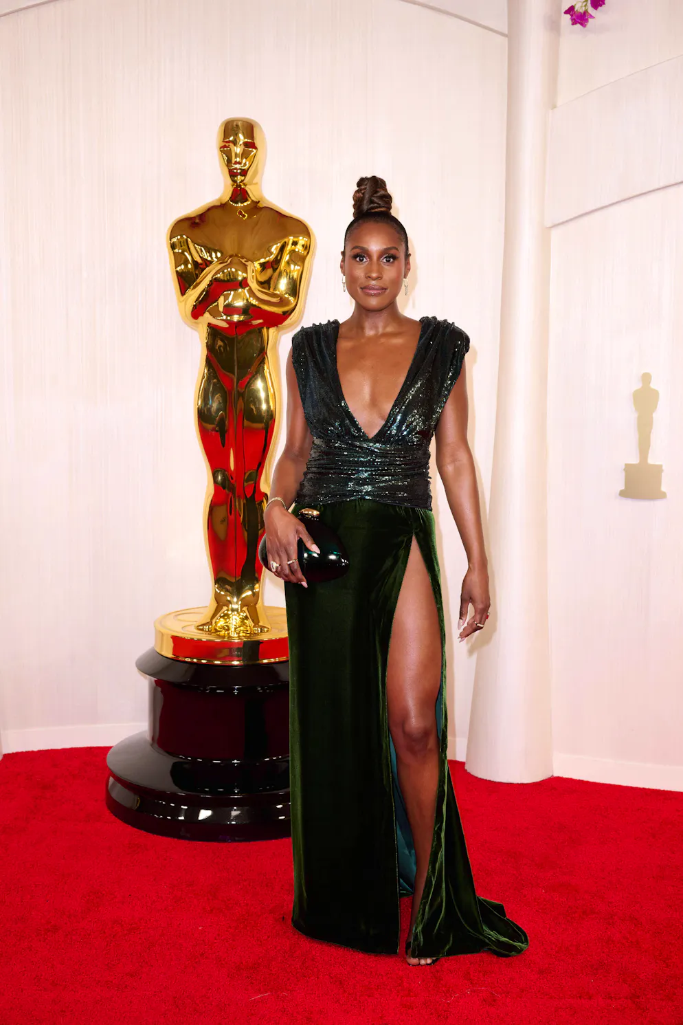 Oscars 2024: Die aussergewöhnlichsten Looks vom roten Teppich. Ein Mix aus schwarzen Pailletten und dunkelgrünem Samt ist das Kleid von Schauspielerin Issa Rae.