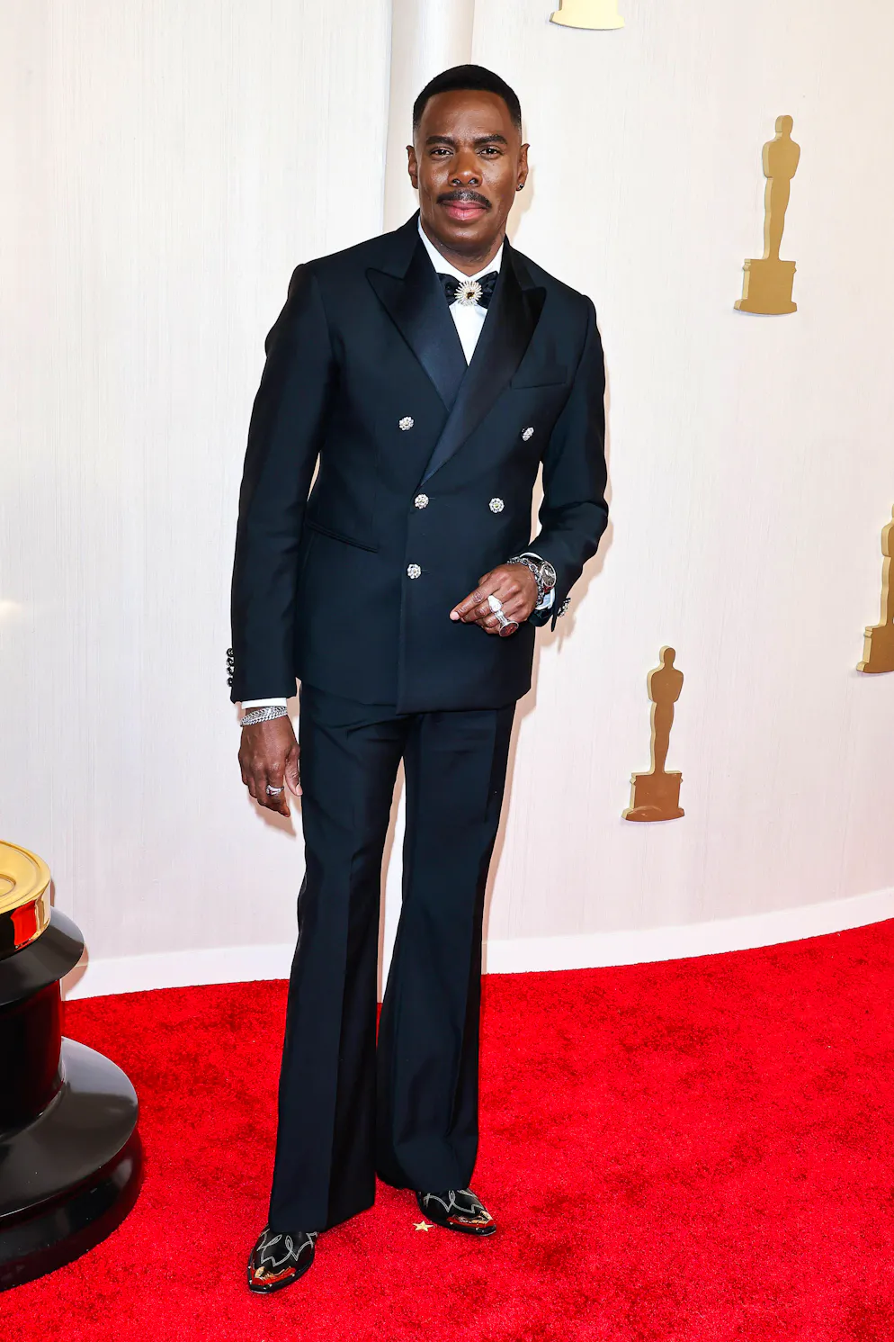Oscars 2024: Die aussergewöhnlichsten Looks vom roten Teppich. Dass sich Cowboyboots mit Anzug kombinieren lassen, beweist Colman Domingo. Mit dem eleganten Look von Louis Vuitton bringt der Schauspieler einen Western-Twist an die Oscar-Verleihung.
