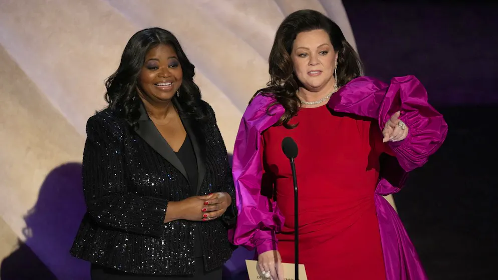 Gli OScar 2024. Octavia Spencer (a sinistra) e Melissa McCarthy presentano le candidature per la migliore sceneggiatura: l'Oscar andrà al film francese «Anatomia di una caduta».