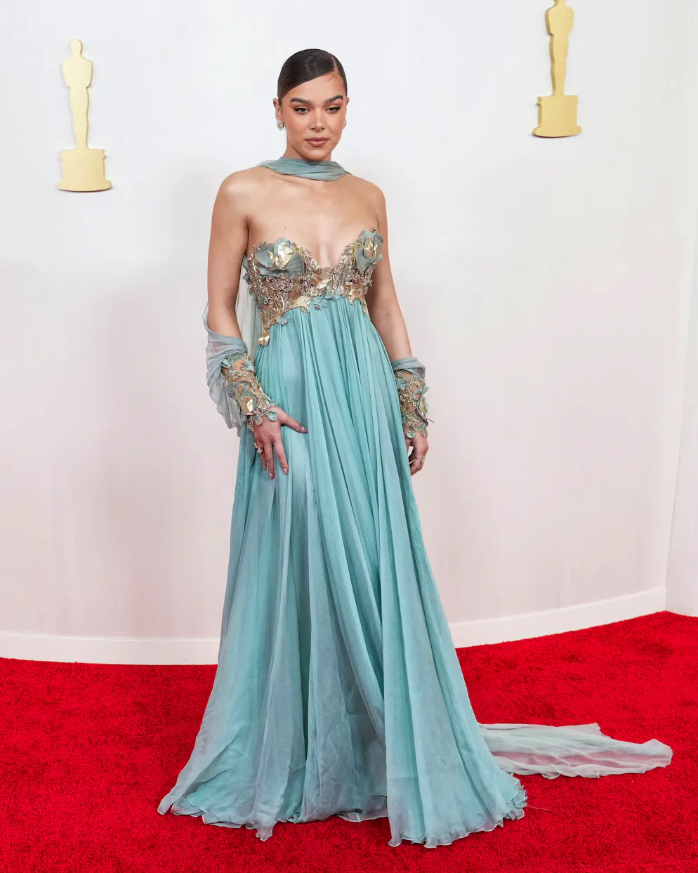 Oscars 2024: Die aussergewöhnlichsten Looks vom roten Teppich. Blau-Töne scheinen die Farbe des Oscar-Abends zu sein. Hailee Steinfeld setzt auf ein Kleid in sanftem Graublau und zieht in der schillernden Robe von Elie Saab mit besticktem Gold-Bustier alle Blicke auf sich. 