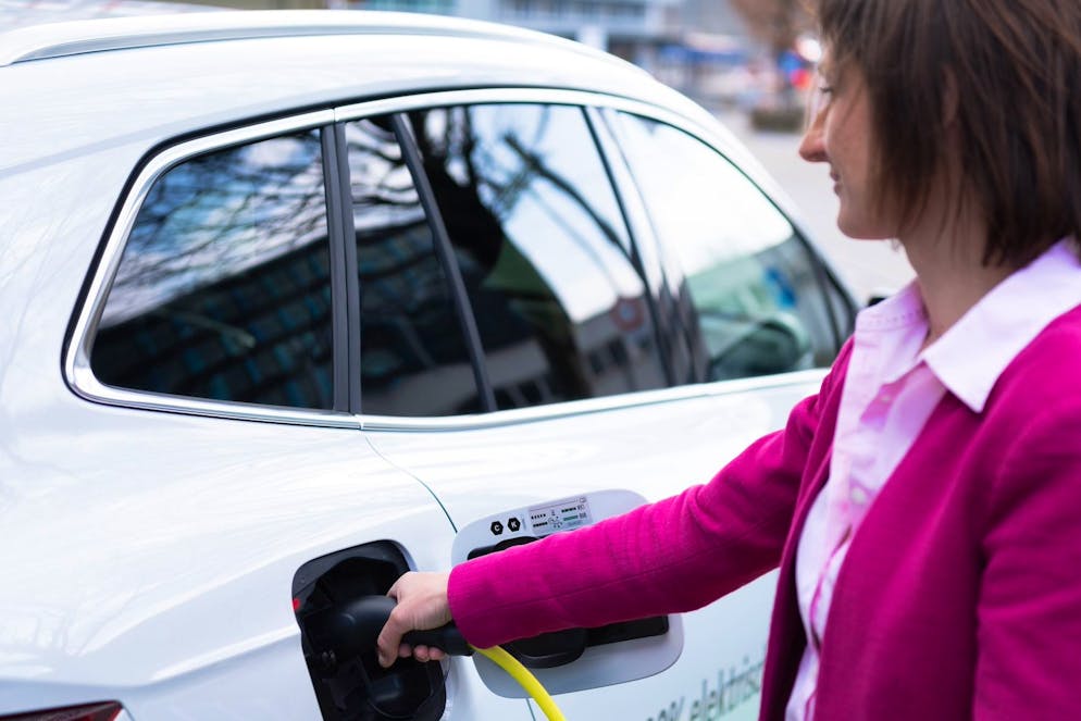Le auto elettriche viaggiano senza emissioni e rispettano maggiormente il clima rispetto ai veicoli con motori a combustione, salvaguardando l’ambiente e anche l’udito.