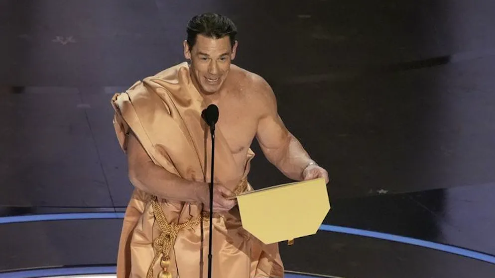 Gli OScar 2024. John Cena annuncia, dopo essere apparso nudo sul palco con indosso solo una busta, l'Oscar per i «Migliori costumi» a «Poor Things» («Povere creature»)