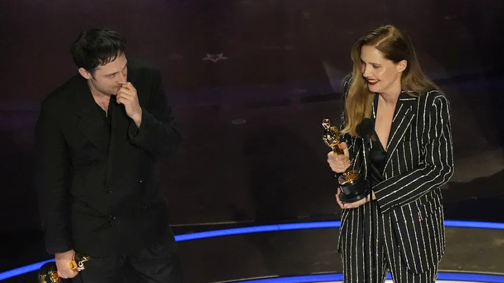 Gli OScar 2024. Lo scrittore Arthur Harari e la regista Justine Triet sono gratificati dall'Oscar per il loro film «Anatomia di una caduta».