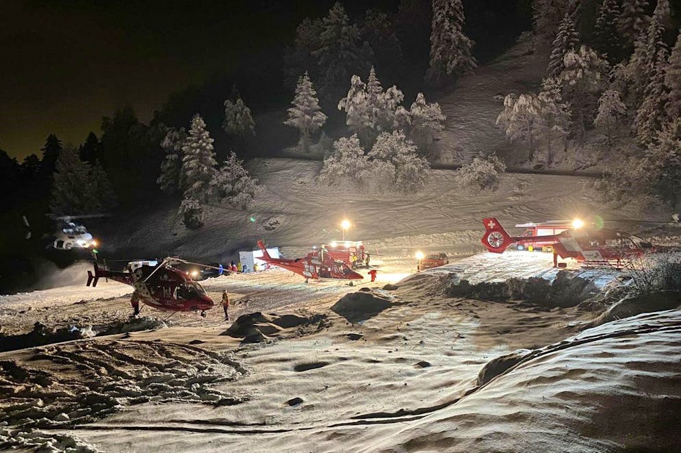 Soccorritori alpini ed elicotteri si preparano a volare verso la montagna Tete Blanche nelle Alpi svizzere, vicino a Sion, Svizzera, domenica 10 marzo. In totale sono 11 gli elicotteri intervenuti in simultanea, oltre alle due compagnie private Air Zermatt e Air Glaciers e la REGA, sono stati usati anche due Super Puma dell'esercito.