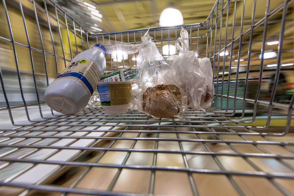 Les consommateurs helvétiques ont le moral en berne, à en croire le dernier relevé du Secrétariat d'Etat à l'économie. La situation économique générale et financière future est perçue de manière plus prudente qu'il y a un an.