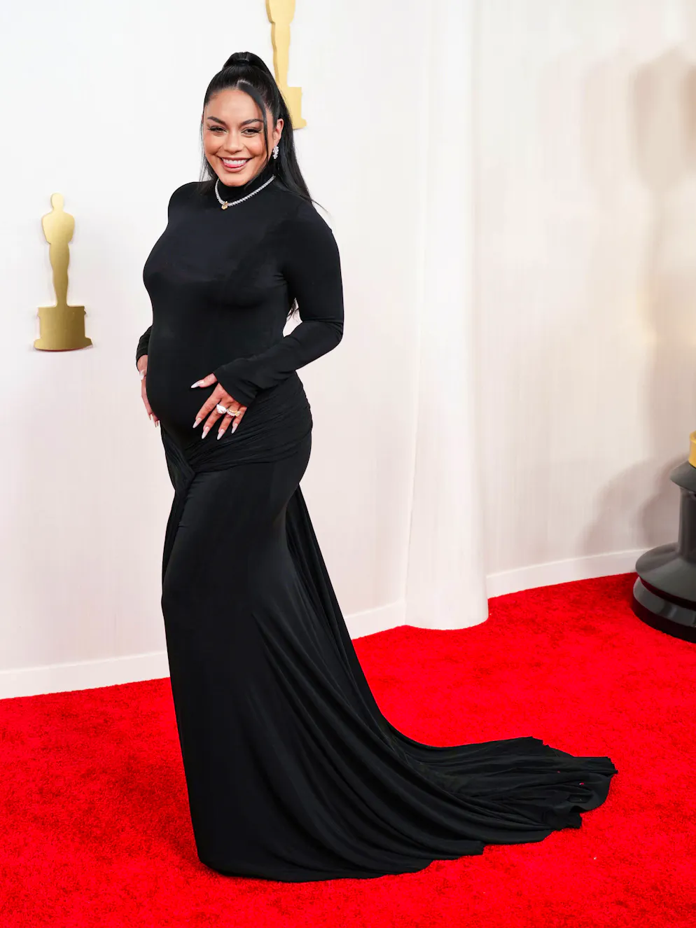 Oscars 2024: Die aussergewöhnlichsten Looks vom roten Teppich. Grosse Freude auf dem roten Teppich der Oscars: Vanessa Hudgens zeigt zum ersten Mal ihren Babybauch. In einer schlichten Kreation von Vera Wang Couture strahlt sie bis über beide Ohren. Konkurrenz beim Schillern macht ihr der Schmuck von Chopard.