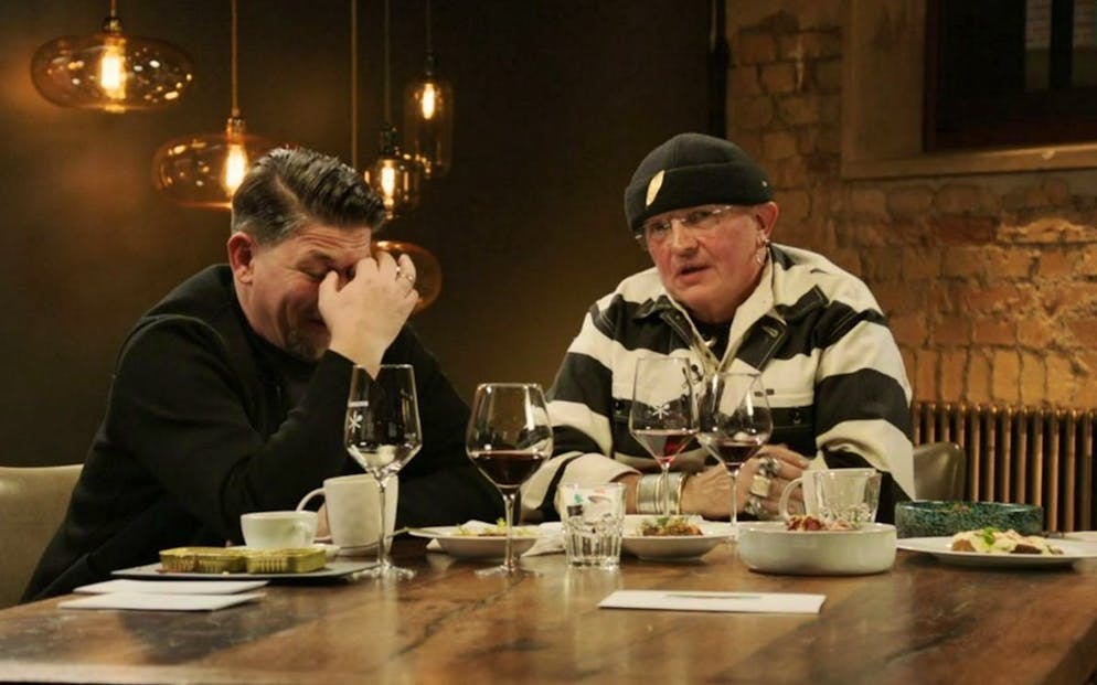 «Hexer aus dem Entlebuch»: Schweizer schockt Tim Mälzer mit Axt in der Küche. Tim Mälzer (links) staunt fassungslos über seinen Gegner Stefan Wiesner. Der Schweizer Starkoch holt in der Küche die Axt raus.