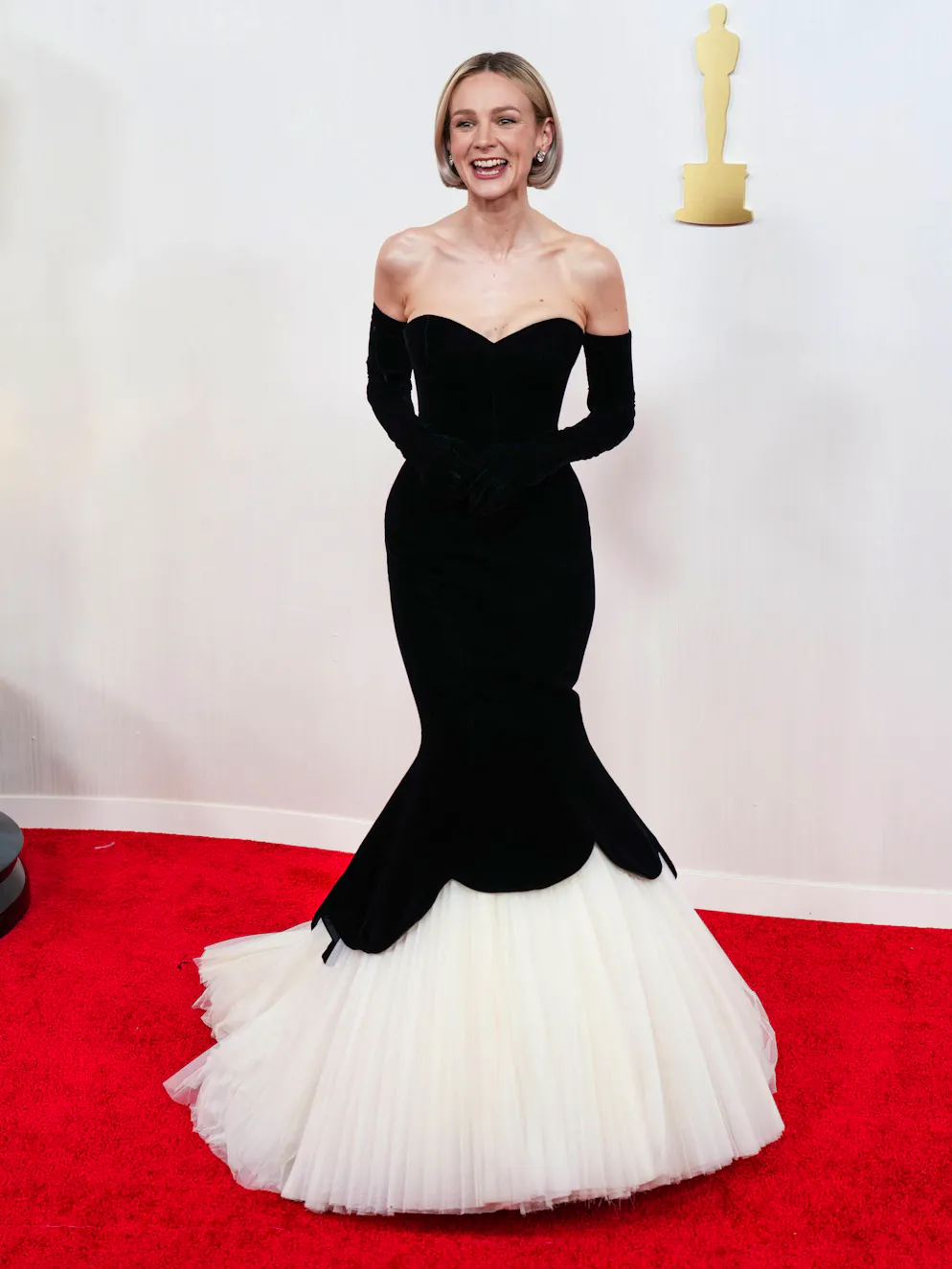 Oscars 2024: Die aussergewöhnlichsten Looks vom roten Teppich. Der fliessende Mermaid-Look von Balenciaga, den Carey Mulligan mit Handschuhen trägt, ist ein Traum aus Schwarz und Weiss. 