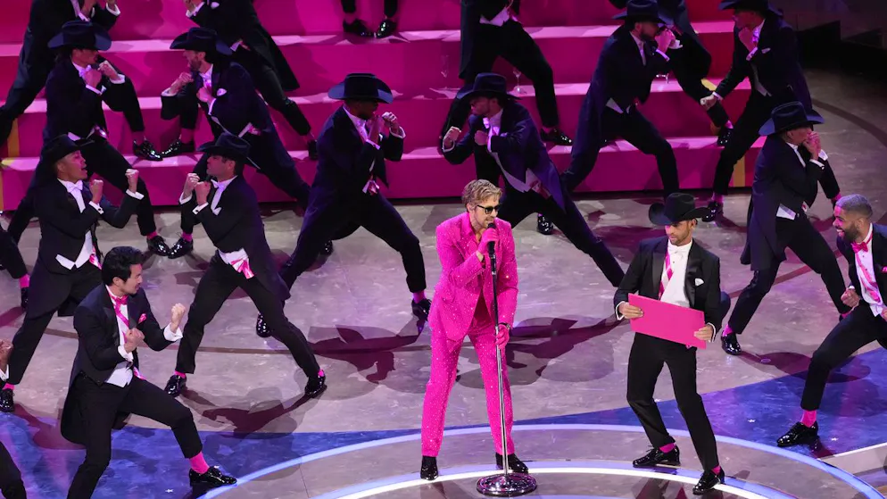 Gli OScar 2024. Ryan Gosling canta «I'm Just Ken» dal film «Barbie» alla 96ª edizione degli Oscar. La sua performance, con molti ballerini attorno, è stata osannata dal pubblico.