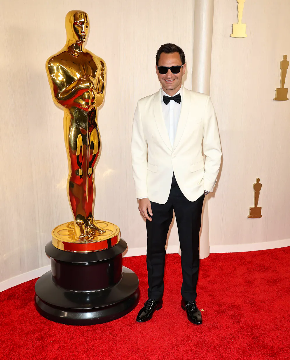 Mit Sonnenbrille und im weissen Anzug mit Fliege zeigte sich Roger Federer auf dem roten Teppich an den Academy Awards 2024. 