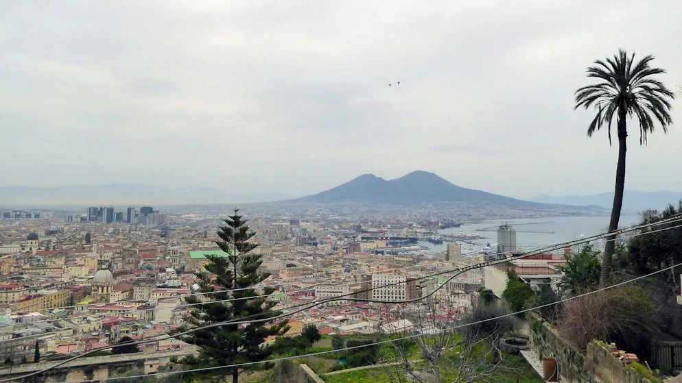 Blick vom Castel Sant'Elmo auf Neapel und den Vulkan Vesuv.