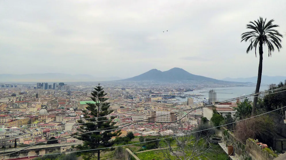 Blick vom Castel Sant'Elmo auf die Stadt und den Vulkan Vesuv. (Archivbild)