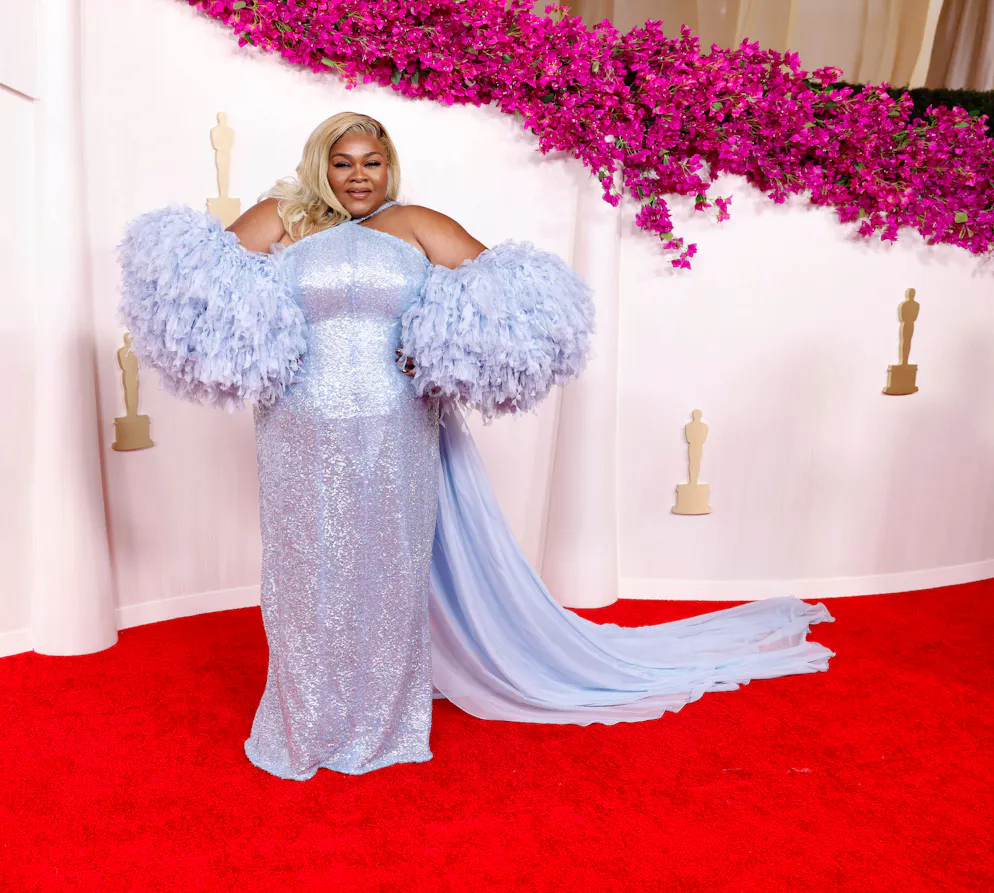 Oscars 2024: Die aussergewöhnlichsten Looks vom roten Teppich. «The Holdovers»-Schauspielerin Da'Vine Joy Randolph holte sich nicht nur den Oscar als beste Nebendarstellerin, sondern glänzte auch in einem blauen Glamour-Kleid mit flauschigen Ärmeln und langer Schleppe.