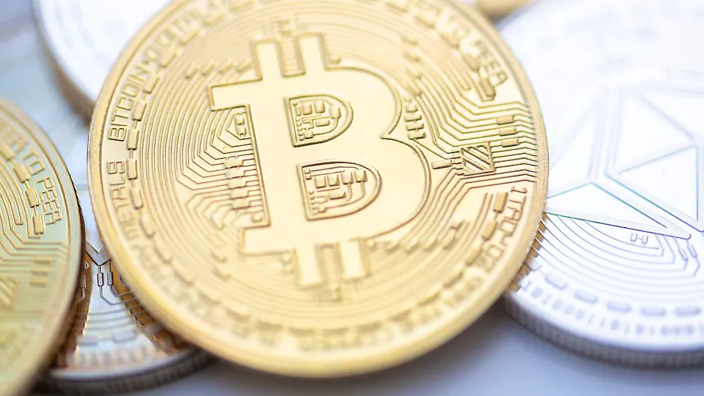 Le bitcoin a atteint un nouveau record, dépassant la barre des 71'000 dollars, la demande pour cette cryptomonnaie ayant bondi grâce aux perspectives de baisse des taux d'intérêt aux Etats-Unis dans les prochains mois. (archives)
