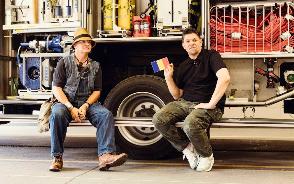 «Hexer aus dem Entlebuch»: Schweizer schockt Tim Mälzer mit Axt in der Küche. Nach einigen Anfangsschwierigkeiten gewinnt Tim Mälzer (rechts) mit dem Minivorsprung von 0,2 Punkten die Koch-Challenge gegen Stefan Wiesner.