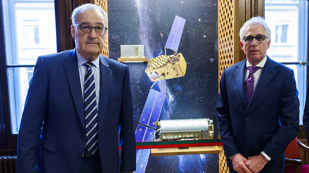 Le conseiller fédéral Guy Parmelin et Francisco-Javier Benedicto Ruiz, directeur de la navigation de l'Agence spatiale européenne (ESA), ont inauguré la salle des horloges, où se trouvent deux modèles d'horloges atomiques.