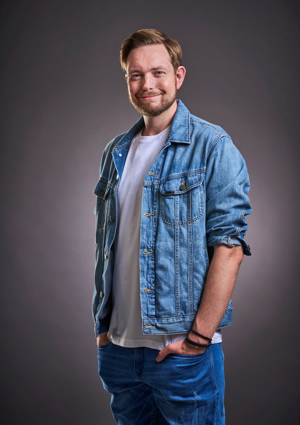 Comedian Bastian Bielendorfer kommt mit neuem Programm nach Zürich. Bastian Bielendorfer wuchs als Lehrerkind auf. Der Deutsche Comedian hat das Beste daraus gemacht: Sein Buch «Lehrerkind» erschien in 2011 und war ein grosser Hit. Jetzt macht er mit seinem Programm «Mr. Boombasti – In seiner Welt ein Superheld» Halt in Zürich.