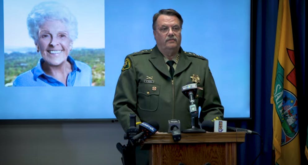 Lo sceriffo Paul Brown ha tenuto una conferenza stampa sul caso dell'omicidio di Violet Alberts.