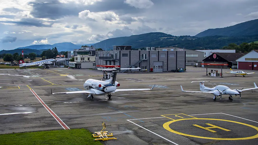 Der für den Piloten tödliche Absturz eines Transportflugzeugs für Fallschirmspringer beim Flugplatz Grenchen ist durch einen Reservefallschirm verursacht worden. (Archivbild)