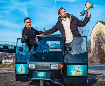 Podcast goes TV! Bastian Bielendorfer und Özcan Cosar lachen in „Bratwurst & Baklava – Die Show” ab Mittwoch, 20. März, auf ProSieben