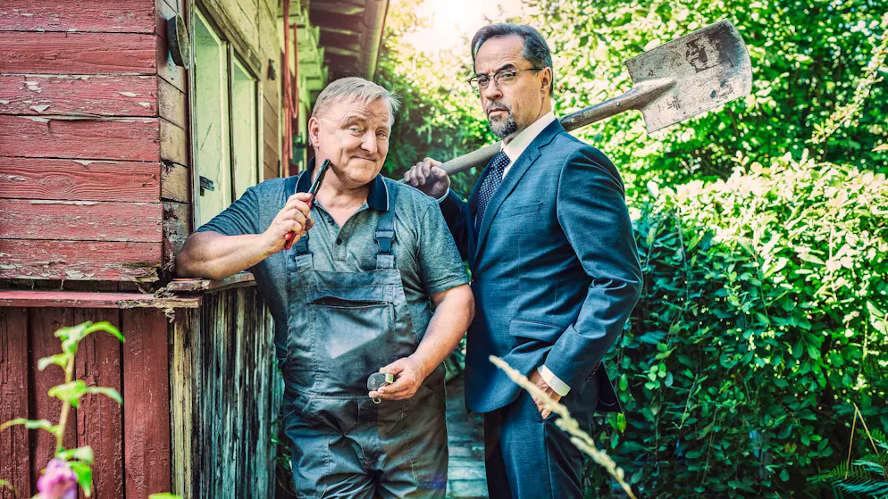 Können Mikrowellen wirklich Hirne schmelzen?. «Wir haben 20 Morde auf einmal gelöst», freute sich Kommissar Thiel (Axel Prahl, links) im «Tatort». Zu verdanken hatte er dies nicht zuletzt Rechtsmediziner Boerne (Jan Josef Liefers).