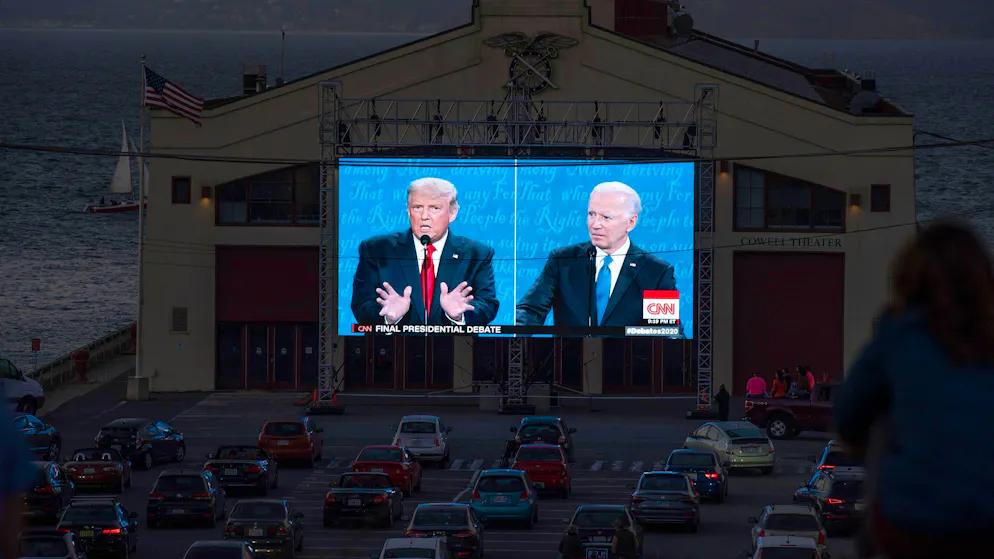 Zuschauer verfolgen die Übertragung der letzten TV-Debatte zwischen dem damaligen US-Präsidenten Donald Trump und seinem Herausforderer Joe Biden  am 22. Oktober 2020 in Fort Mason in San Francisco (Kalifornien).