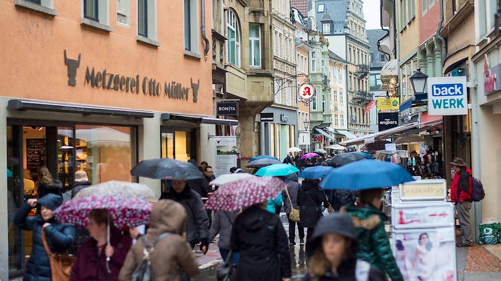 Einkaufstouristen in der Altstadt von Konstanz.