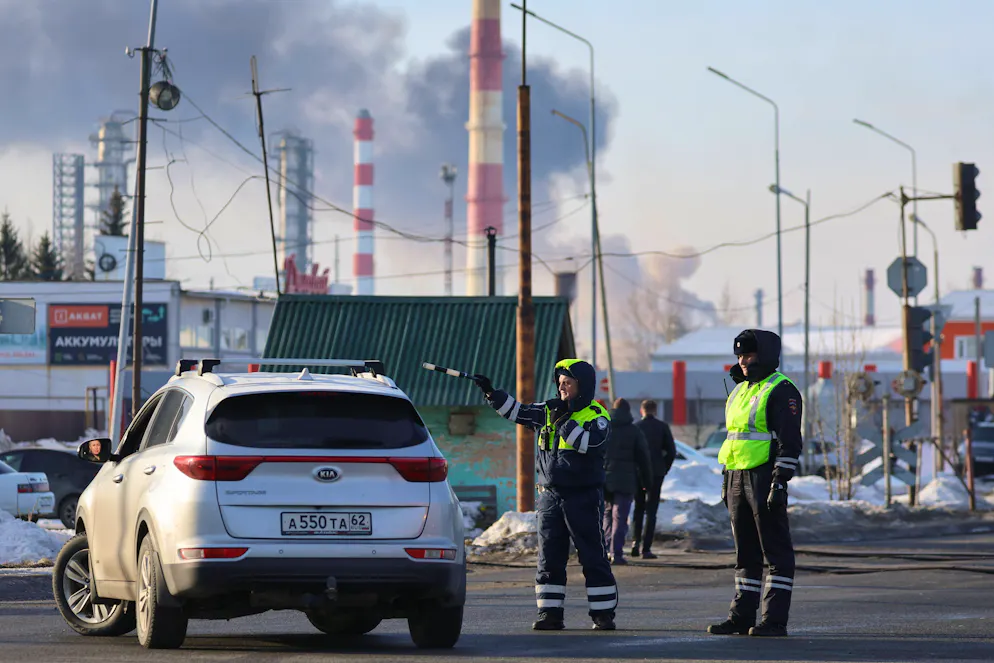 13 MARS 2024 : La fumée s'élève au-dessus d'un dépôt pétrolier touché par un incendie. Selon les forces de l'ordre russes, l'incendie s'est déclaré vraisemblablement à la suite d'une attaque de drone.