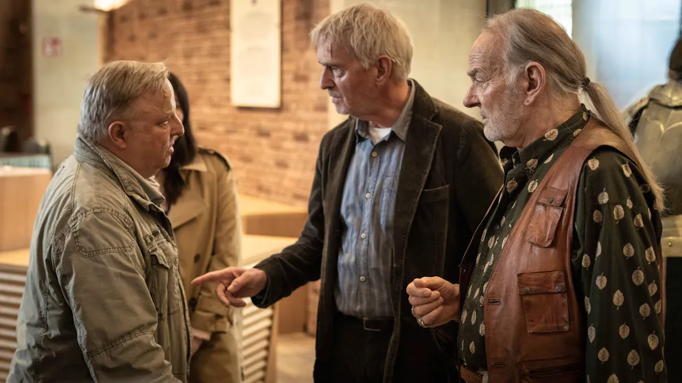 Können Mikrowellen wirklich Hirne schmelzen?. Kommissar Thiel befragte den Historiker Ulrich Winer (Hans Uwe Bauer, Mitte) und «Vadder» (Claus Dieter Clausnitzer) als Zeitzeugen zu einem historischen Ereignis in Münster.