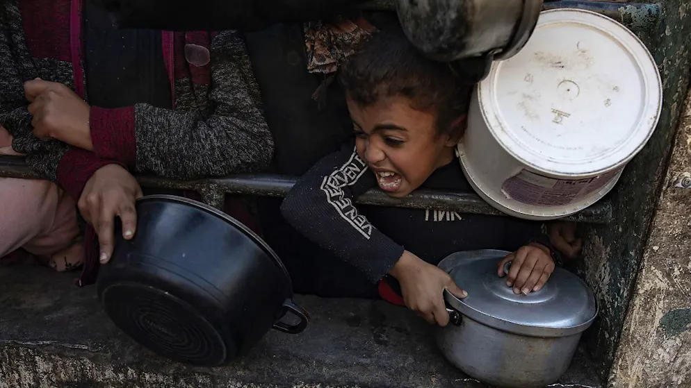 "Chacun se bouscule violemment pour obtenir un carton pour ses enfants, pour récupérer une boîte de thon ou de fèves", raconte un témoin dans la bande de Gaza. Ici, une image prise à Rafah jeudi.
