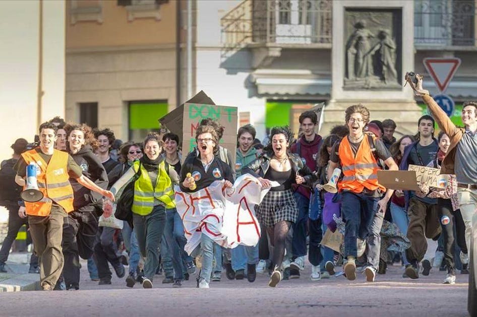 Centinaia di giovani tornano in piazza a Bellinzona per il clima blue