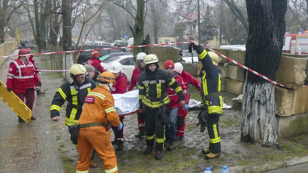 La double frappe russe sur Odessa de vendredi, menée selon l'armée ukrainienne avec des missiles balistiques Iskander lancés depuis la Crimée, a fait au moins 20 morts, dont des secouristes dépêchés sur les lieux.
