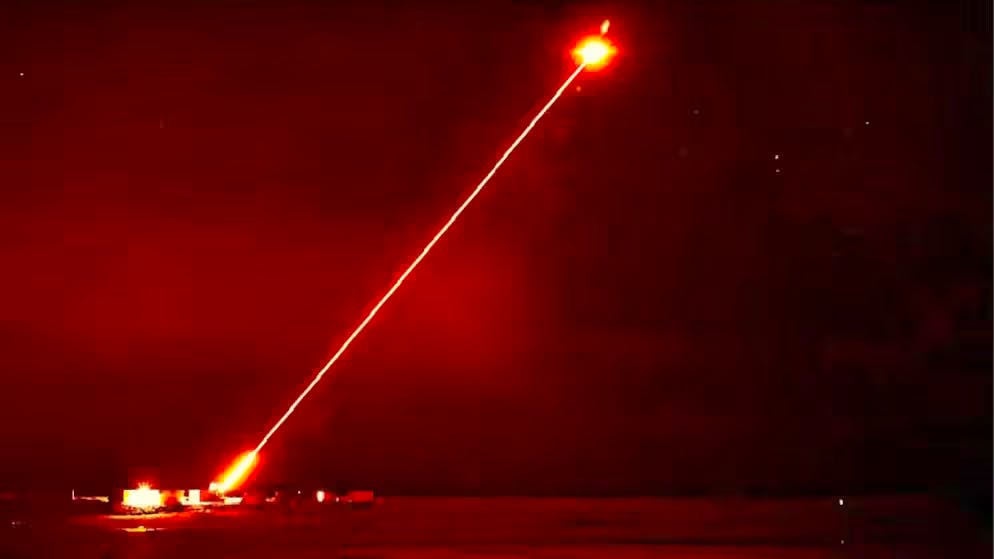 Le laser rouge «DragonFire» apparaît dans le ciel sous la forme d'un faisceau lumineux rouge.