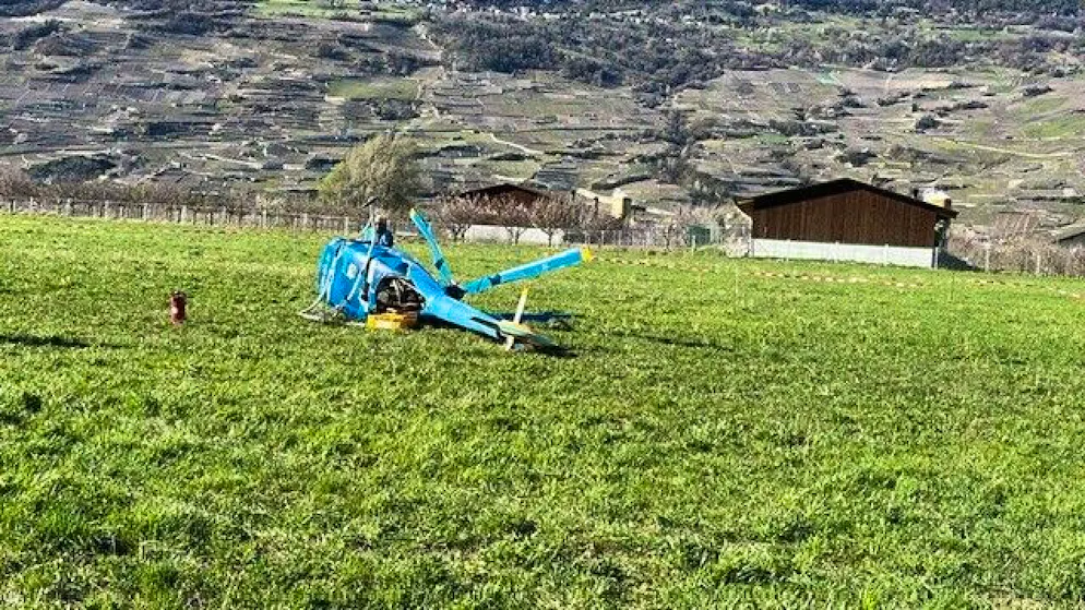 Un instructeur d'hélicoptère a été légèrement blessé dans un crash samedi sur un terrain d'entraînement de la commune de Vétroz (VS).