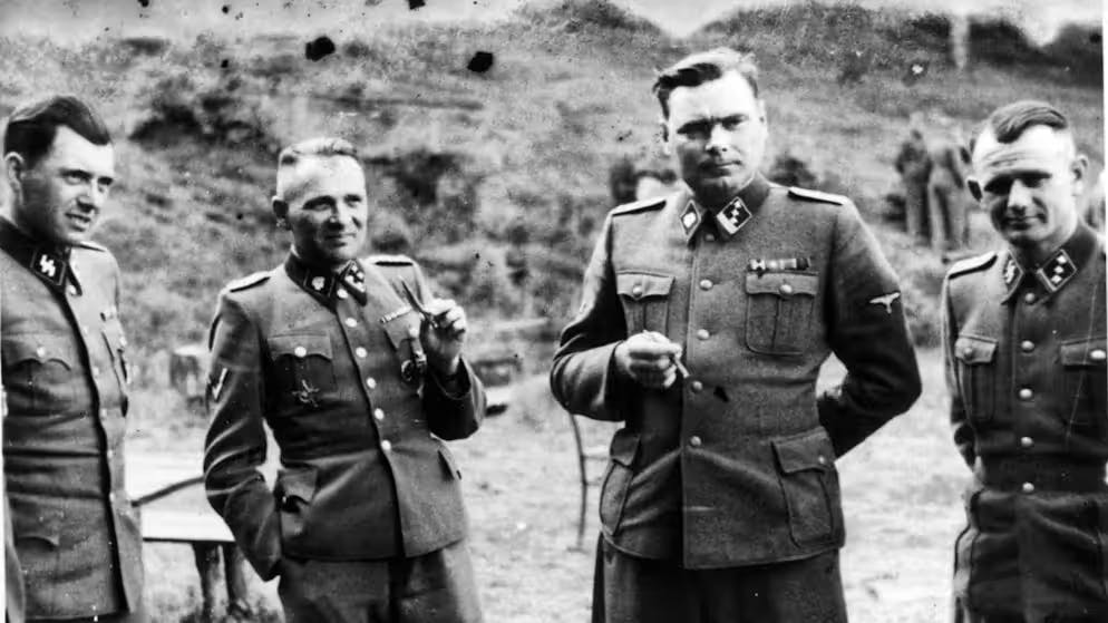 De gauche à droite : Josef Mengele (1911-1979), responsable d'innombrables expériences médicales sur des prisonniers, Rudolf Höss, commandant du camp de concentration d'Auschwitz, Josef Kramer, commandant du camp de concentration de Bergen-Belsen, et le SS-Obersturmführer Karl Höcker.