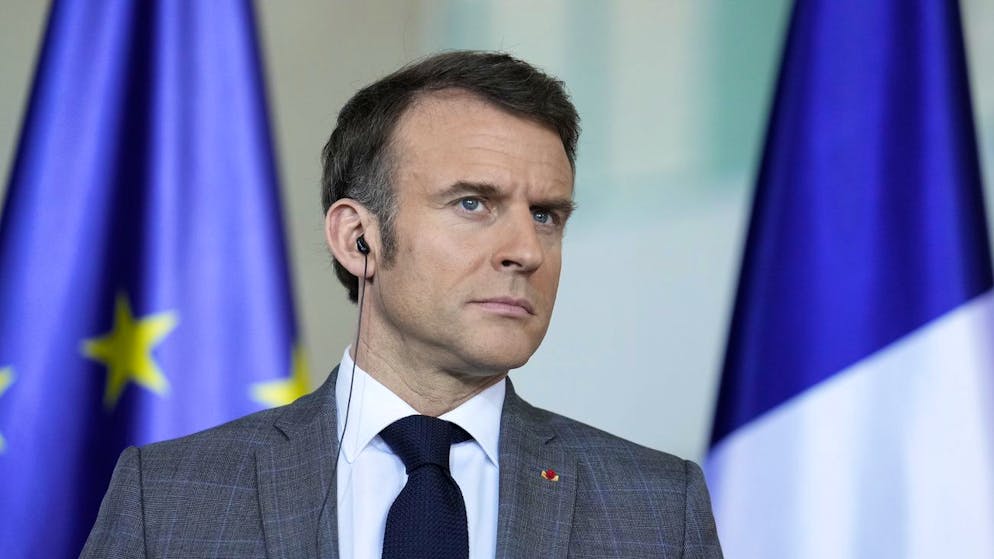 Il presidente francese Emmanuel Macron ascolta i media a Berlino, Germania, venerdì 15 marzo 2024. Il cancelliere tedesco Olaf Scholz, il presidente francese Emmanuel Macron e il primo ministro polacco Donald Tusk si incontrano a Berlino per i colloqui del cosiddetto Triangolo di Weimar.