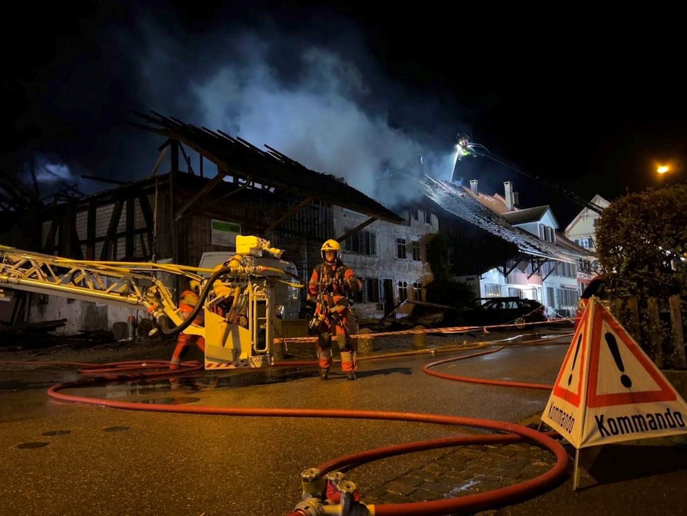 Les pompiers ont reçu un appel d'urgence vers 00h20 a indiqué la police cantonale tôt samedi matin.