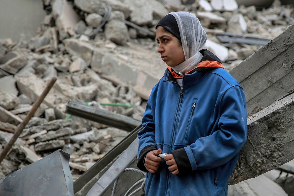 Une jeune fille palestinienne regarde les décombres d'un bâtiment détruit par une frappe israélienne la nuit précédente, dans le quartier de Rimal à Gaza City, le 16 mars 2024, alors que les combats se poursuivent entre Israël et le mouvement palestinien Hamas. (Photo par AFP)