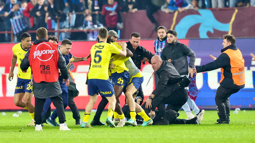 Scènes «inacceptables». Violente bagarre entre joueurs et supporters en Turquie