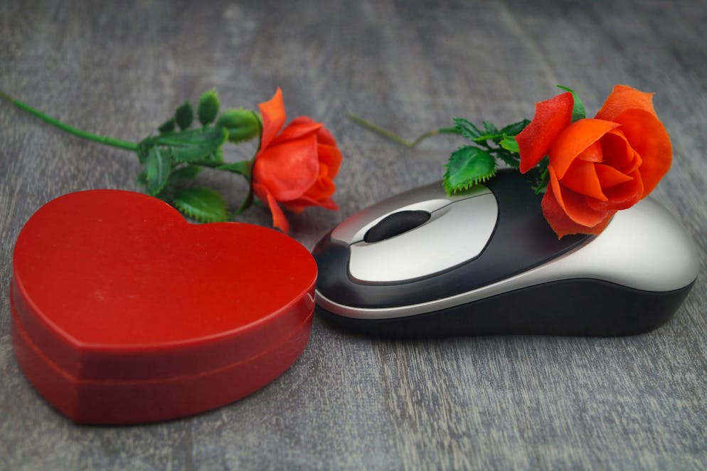 Stiamo tornando a frequentare più offline? Secondo l'esperta Johanna Degen c'è una generale stanchezza da incontri online.