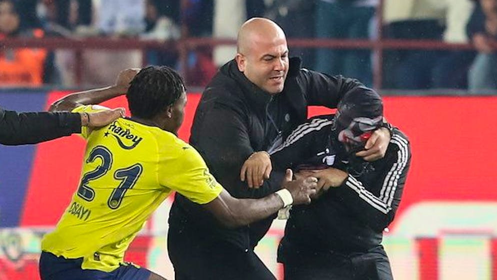 Türkische Liga. Chaoten stürmen nach Abpfiff das Feld und greifen Spieler an