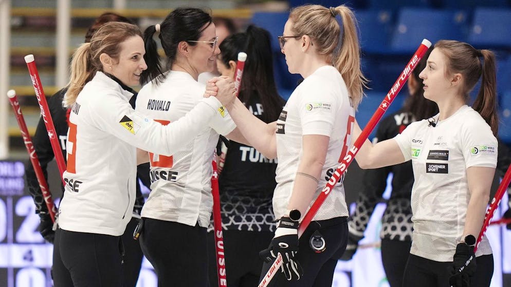 La formation de Silvana Tirinzoni (à gauche) s'est imposée 8-7 devant la Turquie lundi.